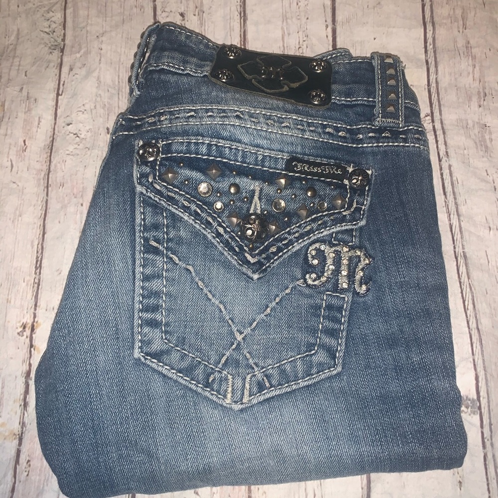 Miss Me for the Buckle studded pocket Y2K style straight leg capris 27
